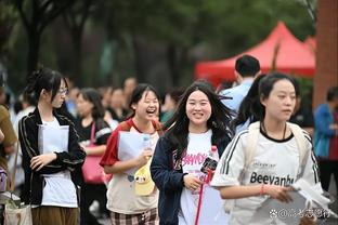 太熟悉了！杨旭在横滨探班老东家泰山队，免费享受队医理疗按摩